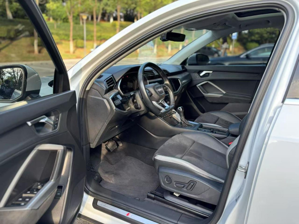 Audi Q3 (F3)