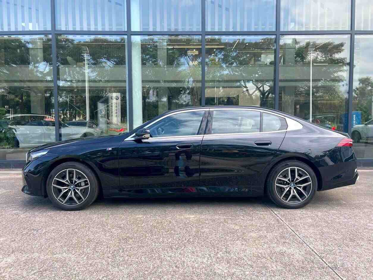  BMW i5 eDrive40L M Sport Package