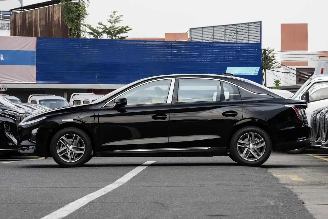  Hongqi EQM5 610 km Plus 2025