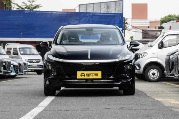  Hongqi EQM5 610 km Plus 2025