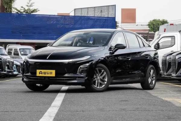  Hongqi EQM5 610 km Plus 2025